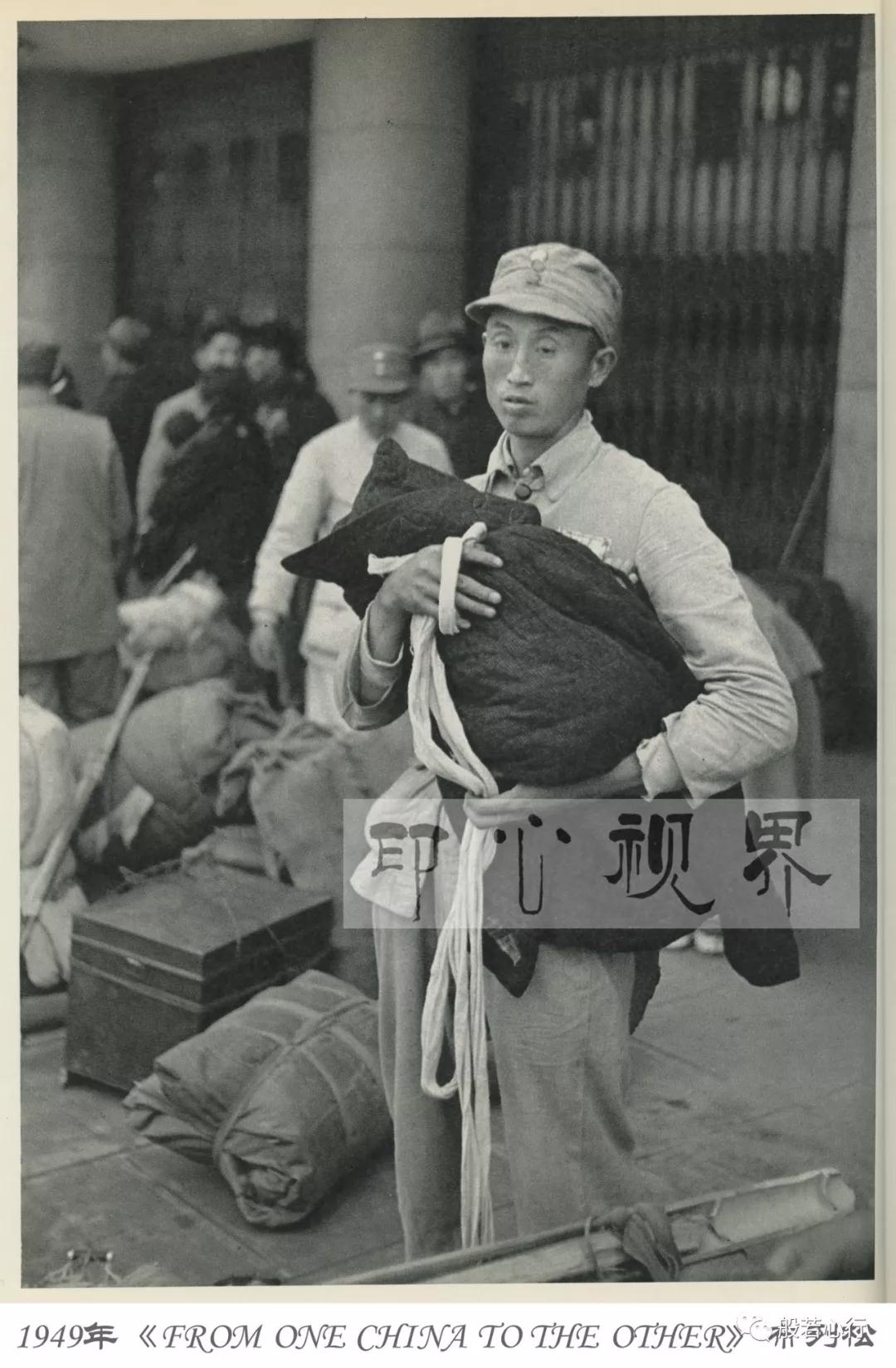 1949年(nián)南(nán)京,一(yī)個(gè)解放(fàng)軍戰士搖著(zhe)他(tā)的(de)孩子(zǐ)睡(shuì)覺-布列松