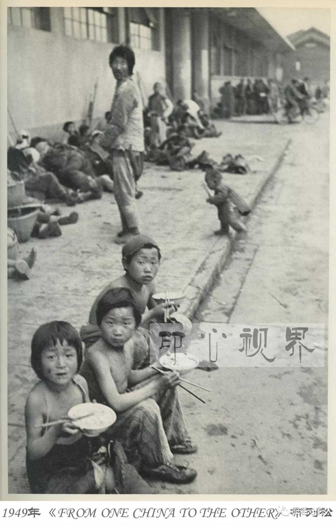 1949年(nián)，火(huǒ)車(chē)站(zhàn)裡(lǐ)滿是(shì)逃難的(de)農(nóng)民(mín)-布列松