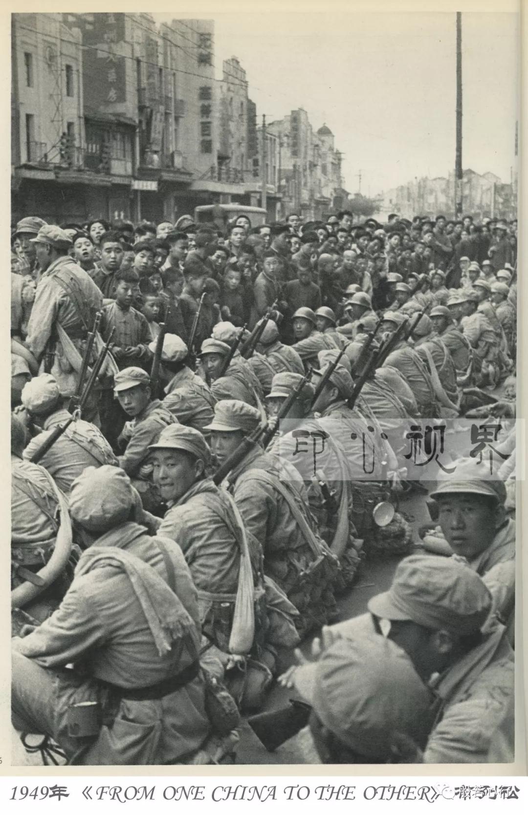 1949年(nián)4月(yuè)，南(nán)京，首批進城(chéng)的(de)解放(fàng)軍士兵(bīng)席地(dì)休息-布列松
