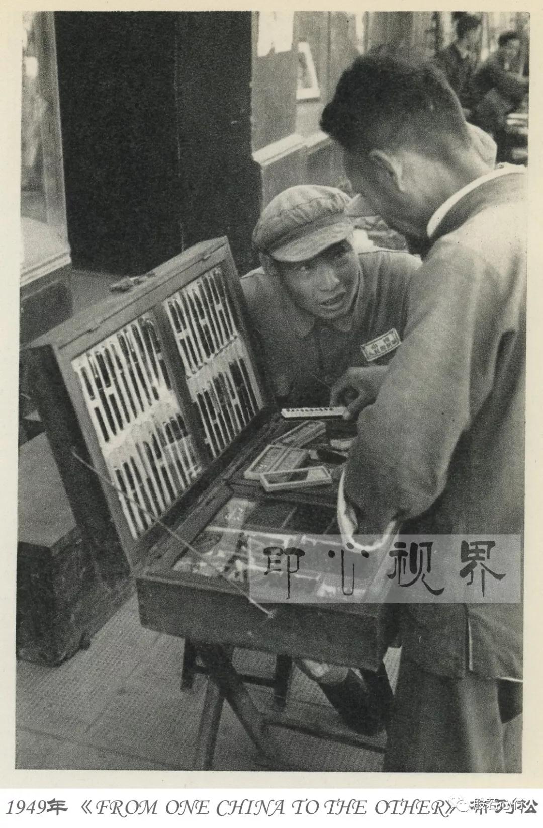 1949年(nián)4月(yuè),南(nán)京,北(běi)方士兵(bīng)在比劃著(zhe)購(gòu)物(wù)-布列松