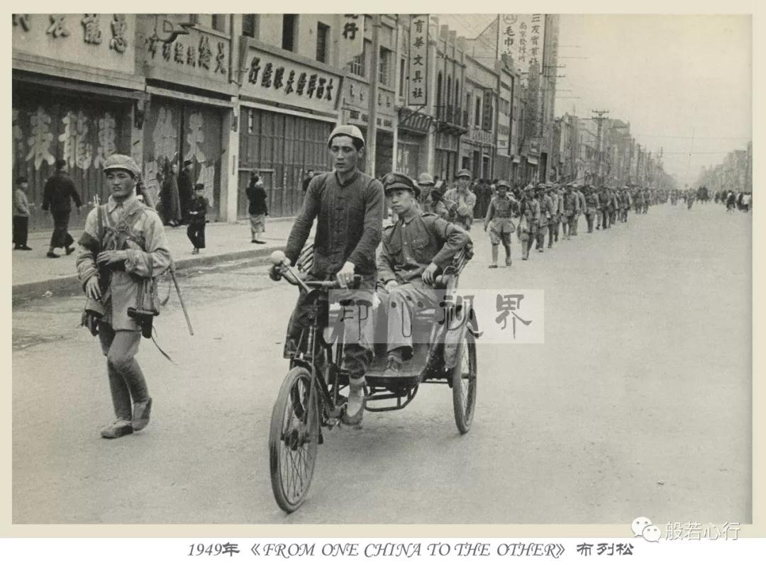 1949年(nián)4月(yuè),南(nán)京,一(yī)個(gè)坐(zuò)在人(rén)力車(chē)裡(lǐ)的(de)國(guó)民(mín)黨軍官-布列松