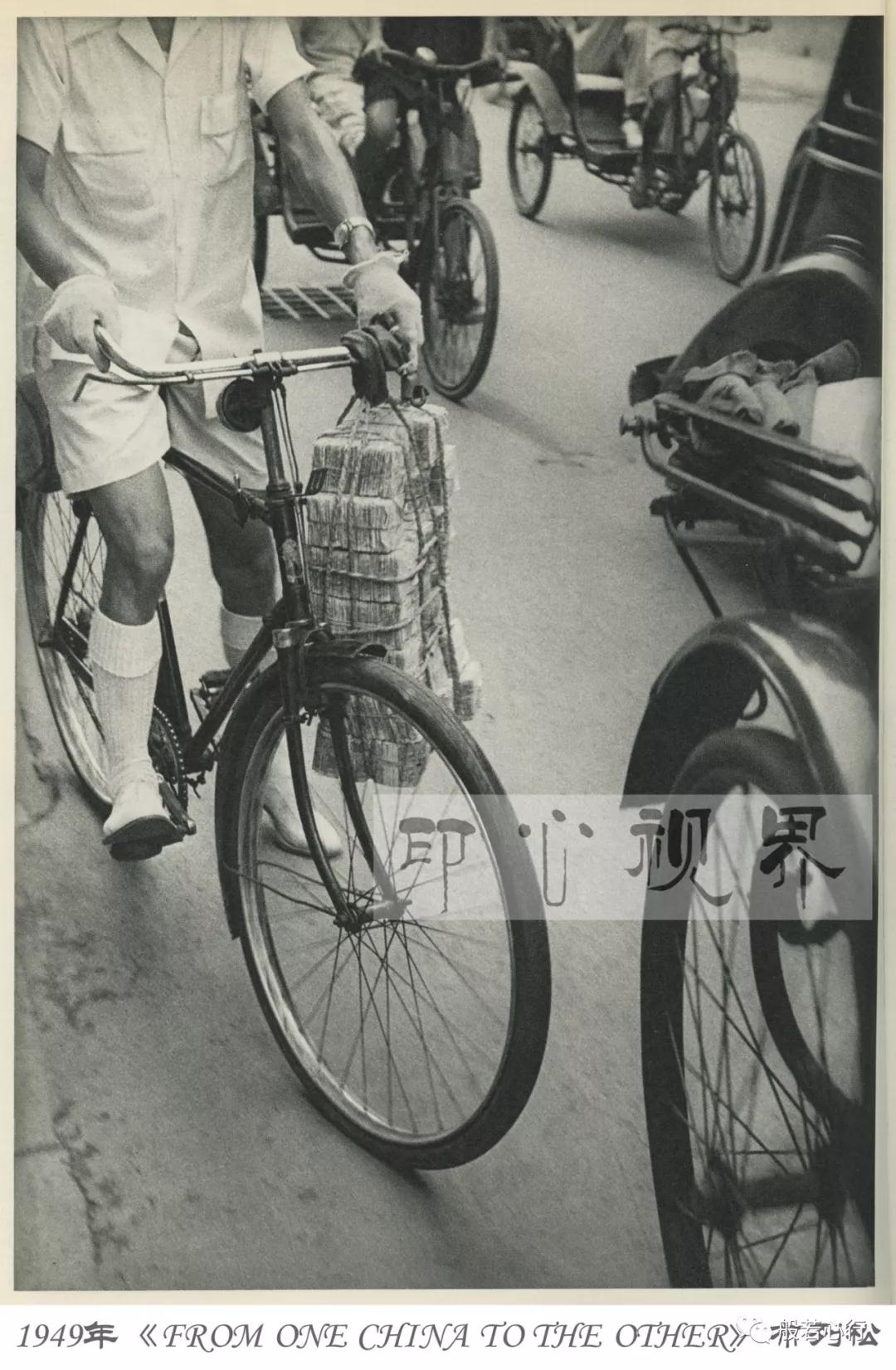 1949年(nián),上(shàng)海(hǎi),攜帶著(zhe)零用(yòng)錢(qián)上(shàng)下(xià)班的(de)富人(rén)-布列松