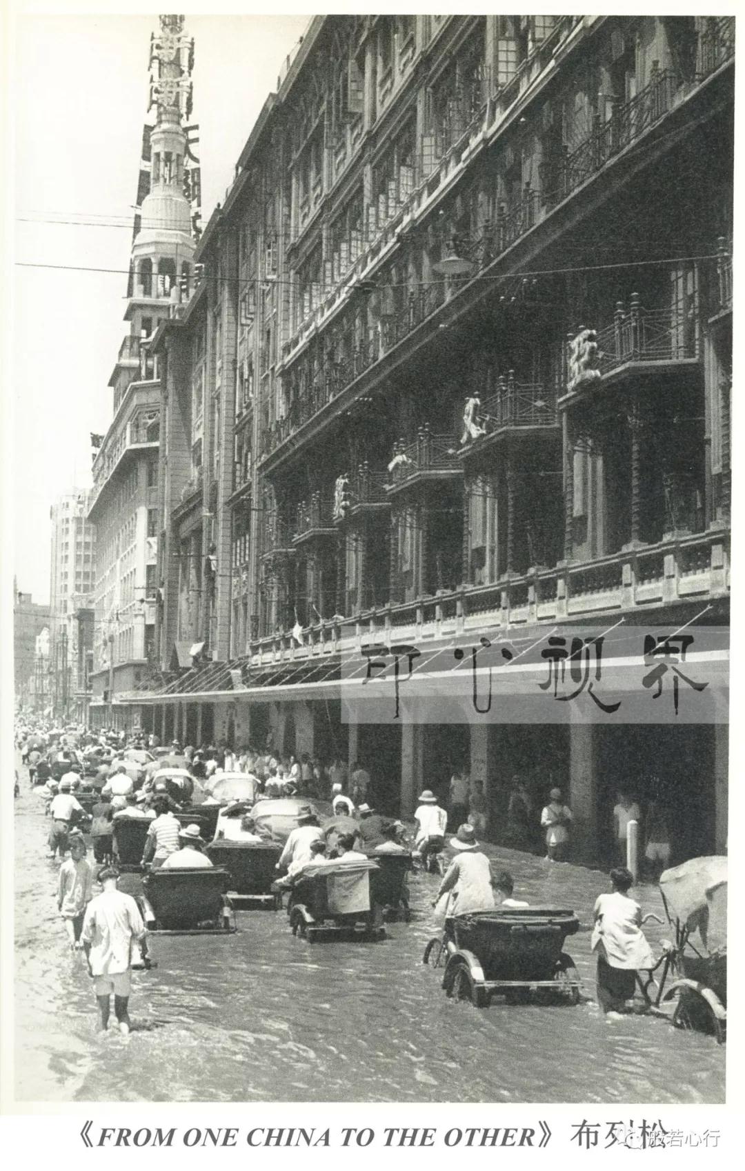 1949年(nián)上(shàng)海(hǎi)南(nán)京路(lù)，大(dà)百貨公司外(wài)面-布列松