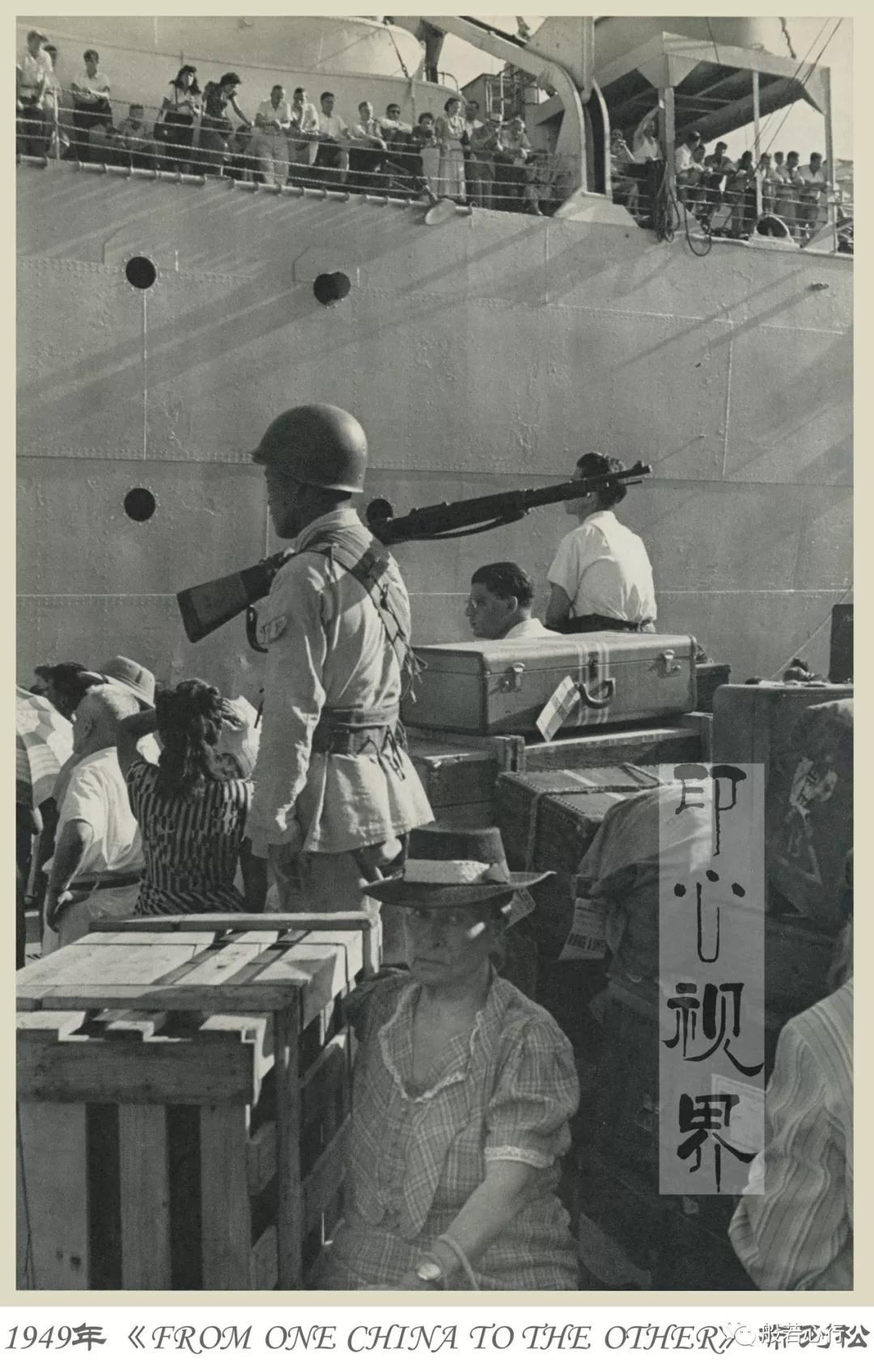 1949,撤離(lí)的(de)外(wài)籍人(rén)士在碼頭,上(shàng)甲闆-布列松