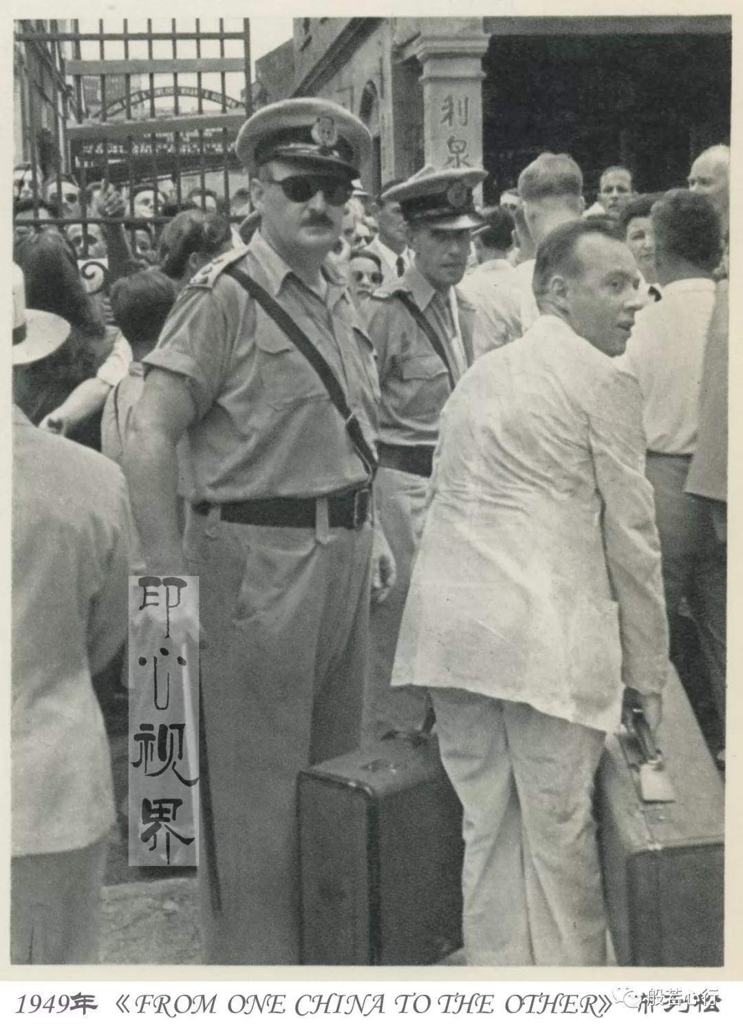 1949年(nián)，很(hěn)多(duō)外(wài)籍人(rén)士在英國(guó)境內(nèi)的(de)香港上(shàng)岸-布列松